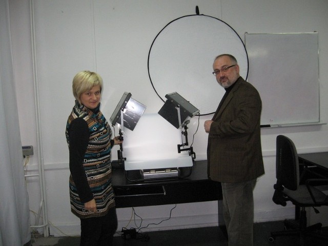 Nowoczesny sprzęt  w pracowni kształcącej fototechników pokazują nam Ewa Figura i dyrektor Wojciech Bielski