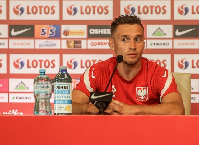 Przemysław Frankowski na konferencji prasowej na stadionie Polsat Plus Arena Gdańsk