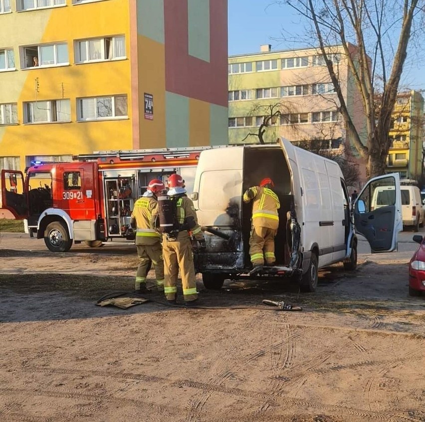 Teofilów: ktoś podpalił auta na osiedlowym parkingu....