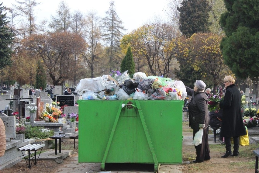 Na cmentarzach w Łódzkiem nie segreguje się śmieci [ZDJĘCIA]