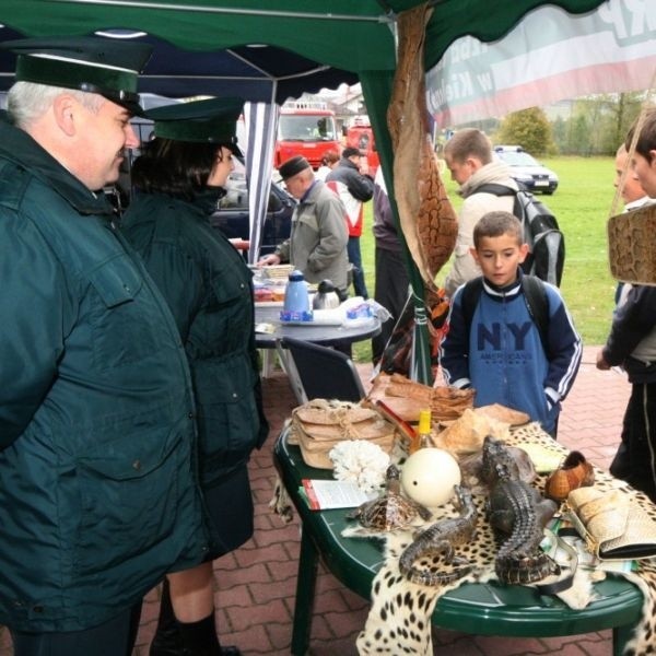 Prawie 2000 uczniów z naszego regionu uczestniczyło w nietypowej lekcji przyrody, którą w listopadzie przeprowadzili funkcjonariusze Izby Celnej z Kielc i Warszawy.