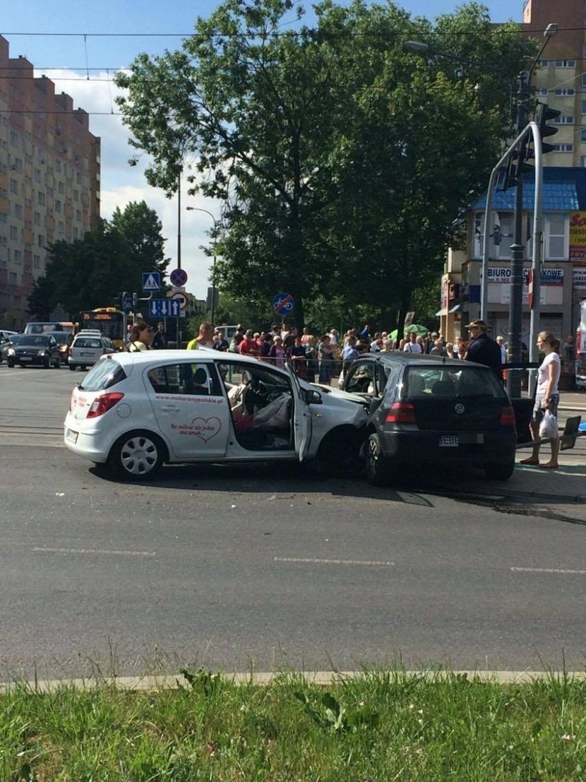 Groźny wypadek na skrzyżowaniu ul. Przybyszewskiego i ul....