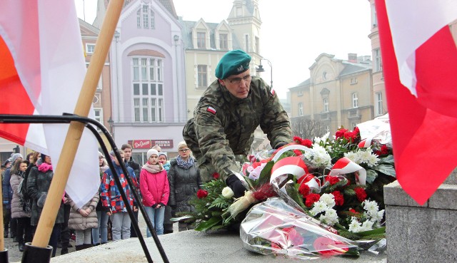 Po mszy świętej w Bazylice, na Rynku pod pomnikiem Żołnierza Polskiego, odbyła się uroczystość patriotyczna z ceremoniałem wojskowym. Przemówienie okolicznościowe wygłosił prezydent miasta Robert Malinowski, a delegacje złożyły wieńce i kwiaty.