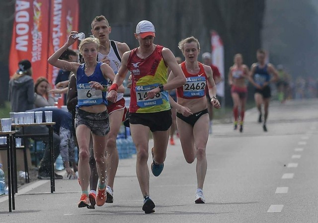 Dariusz Śliwiński (w biało-czerwonej czapce) ukończył maraton z wynikiem 2 godziny 44 minuty i 16 sekund