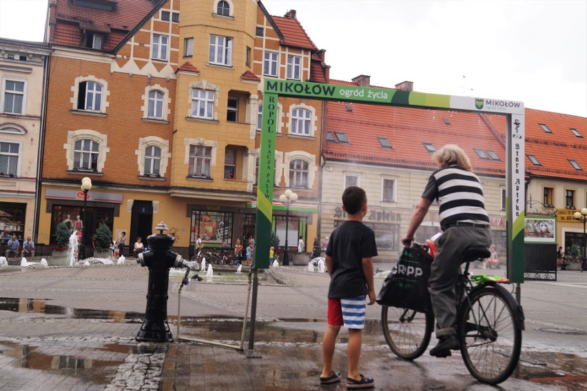 Mikołów: Kurtyna wodna i fontanna na rynku chłodzą mieszkańców ZDJĘCIA