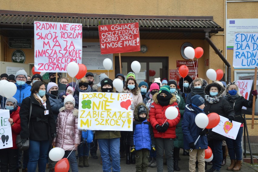 Słaboszów. Protestowali przeciwko likwidacji szkoły w Janowicach