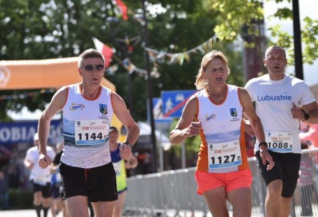 Od lewej: Jan Huruk i Wanda Panfil są maratończykami 100-lecia Polskiego Związku Lekkiej Atletyki. W Jarosławcu będą ambasadorami XXX Międzynarodowego Biegu po Plaży 