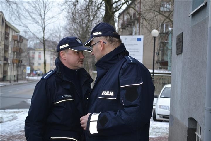 Częstochowa: Poseł Jaskóła przepychał się z policją, która broniła tablicy z sierpem i młotem