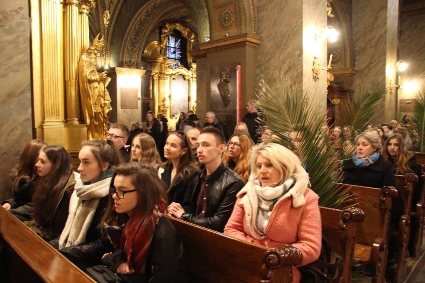 Mszą rozpoczęli świętowanie Światowych Dni Młodzieży. Katedra pełna młodych
