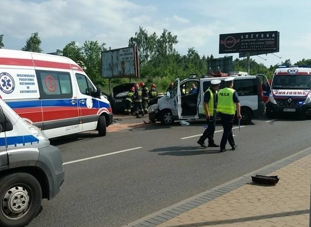 Osobówka zderzyła się z karetką na ulicy Wodzisławskiej w Rybniku: - Jak wstępnie ustalili policjanci ruchu drogowego rybnickiej komendy, kierujący pojazdem uprzywilejowanym (mając włączone sygnały świetlne i dźwiękowe) – 31-letni mieszkaniec Jastrzębia, jadąc w kierunku Rybnika, podczas wyprzedzania na skrzyżowaniu, uderzył w skręcający w lewo w ulicę Żwirową samochód osobowy marki opel, którym podróżowała 33-letnia kobieta z niespełna sześcioletnim dzieckiem. Kierujący renault uderzył jeszcze w jadącego w przeciwnym kierunku fiata - mówi st. sierż. Anna Karkoszka z rybnickiej policji.