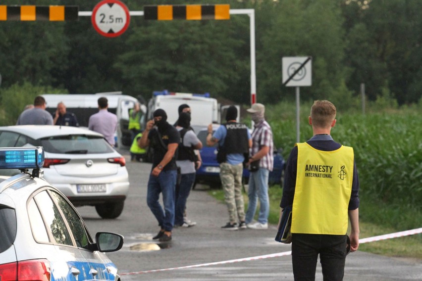 Strzelanina w Bielanach Wrocławskich. Antyterroryści w akcji [ZDJĘCIA]