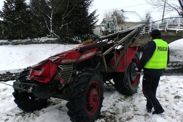 Traktor spadł z mostu do Złotego Potoku w Moszczance