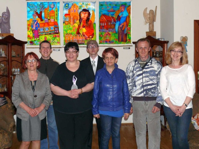 Z lewej Ewa Ziajko i jej podopieczni na wystawie "Anioły Europy&#8221;.