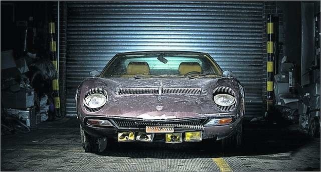 Greckie Lamborghini Miura, pierwszy supercar od Lamborghini, wyprodukowany w liczbie 764 egzemplarzy. Był prezentem bogacza Arystotelesa Onassisa dla popularnego greckiego piosenkarza. Przez ponad 30 lat stał nieruszany w podziemnym parkingu hotelu Hilton