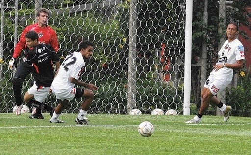 Anderson (z lewej) i Junior powstrzymują piłkarza FC Sao Paulo.