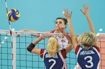 W ataku na czeski blok Katarzyna Skowrońska-Dolata, która w obu meczach była najskuteczniejszą z Polek Fot. PAP/EPA/Srdjan Suki