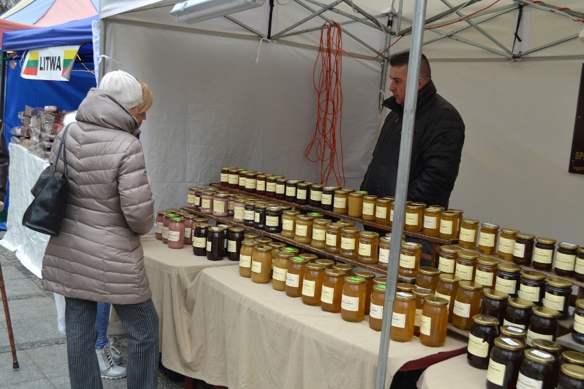 Na jarmarku można kupić wiele regionalnych przysmaków, ale i...