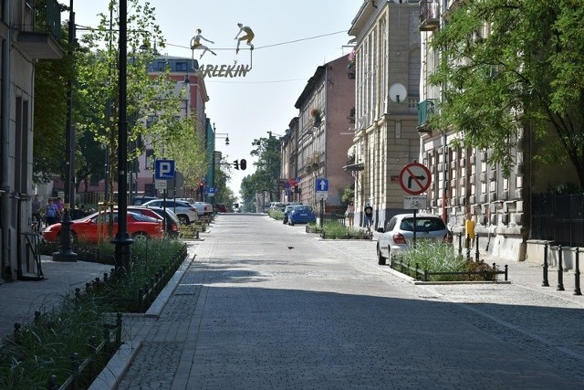 O progach nie uprzedzają znaki drogowe, a wypatrzeć je trudno - całkiem zlewają się kolorystycznie z tłem, granitową nawierzchnią jezdni.