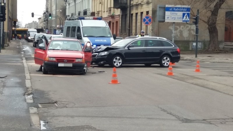 Dwa auta zderzyły się na skrzyżowaniu al. Kościuszki z ul. Radwańską