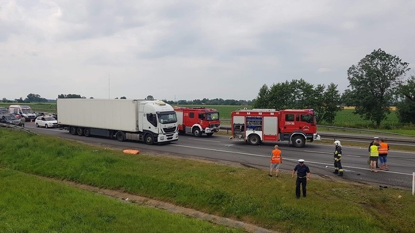Wypadek na A4 pod Wrocławiem. Zderzenie dwóch aut (ZDJĘCIA)