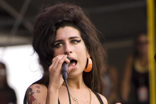Amy Winehouse to kontrowersyjna gwiazda, która wyróżniała się głosem i makijażem. Oczarowała miliony osób!
