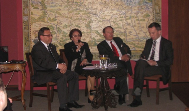 W wieczorze wspomnień o Władysławie Bartoszewskim uczestniczyli: (od lewej) Ryszard Galla, prof. Dorota Simonides, prof. Stanisław S. Nicieja i Rafał Bartek.