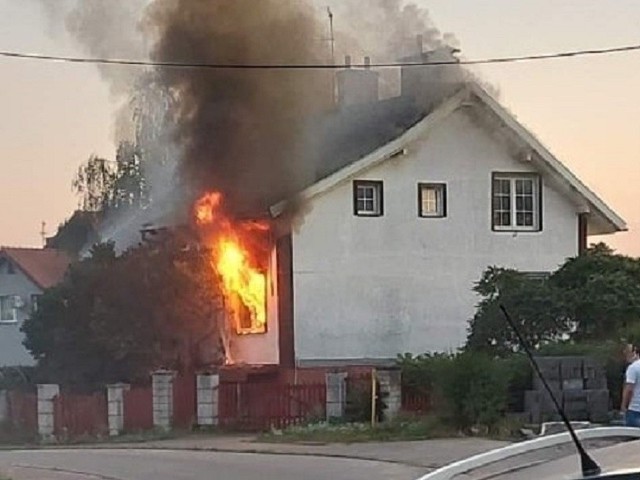 Do groźnego pożaru budynku mieszkalnego doszło w środowy wieczór w miejscowości Łężek w gminie Połczyn-Zdrój.
