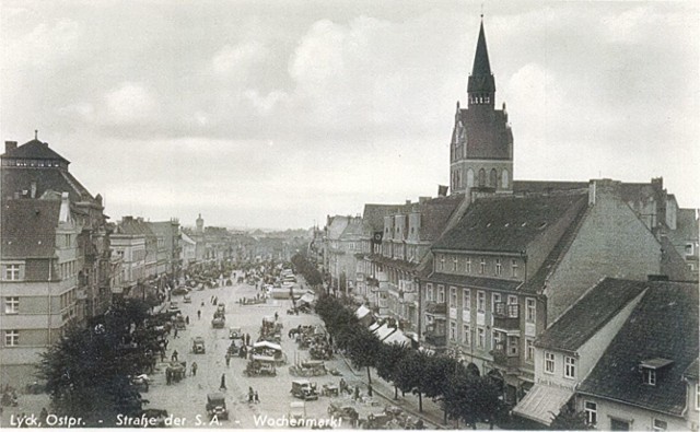 Ełk z czasów nacjonalistycznego traktowania miasta i Mazur. Siegfried Lenz nie lubi tego okresu, czuje się Mazurem.