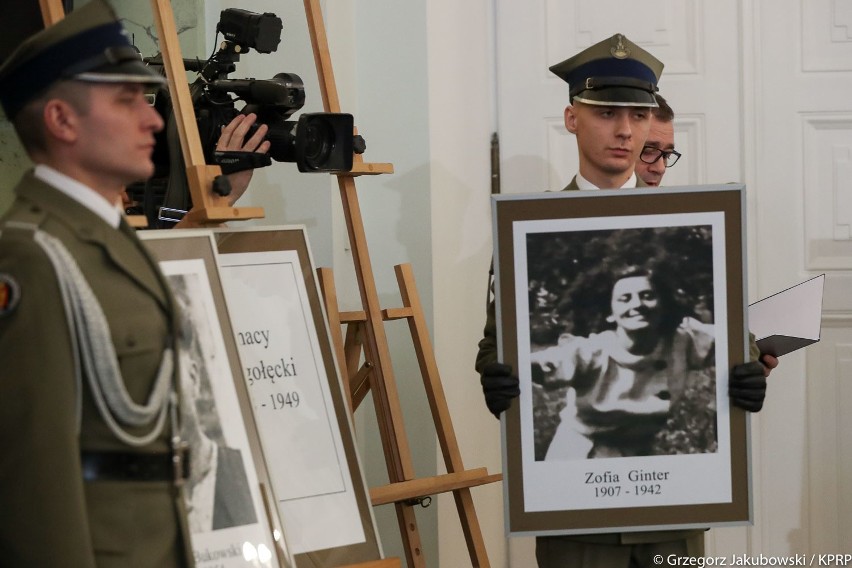 Przez lata byli pochowani w anonimowych grobach. Rodziny poznały prawdę. Prezydent Andrzej Duda wręczył noty identyfikacyjne (zdjęcia)