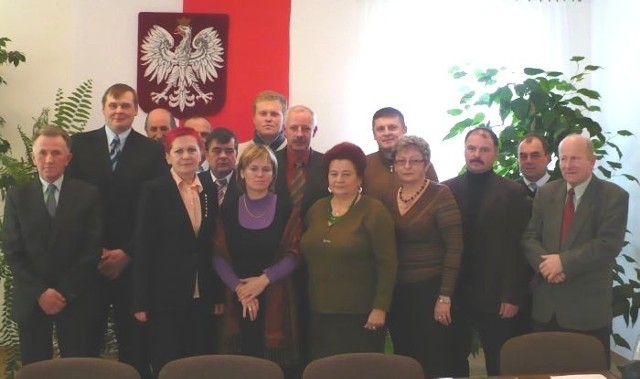 Rada Gminy Gniewoszów w komplecie. Pierwszy z lewej Jan Tyburcy, Andrzej Gugała stoi po środku, w czerwonej koszuli.