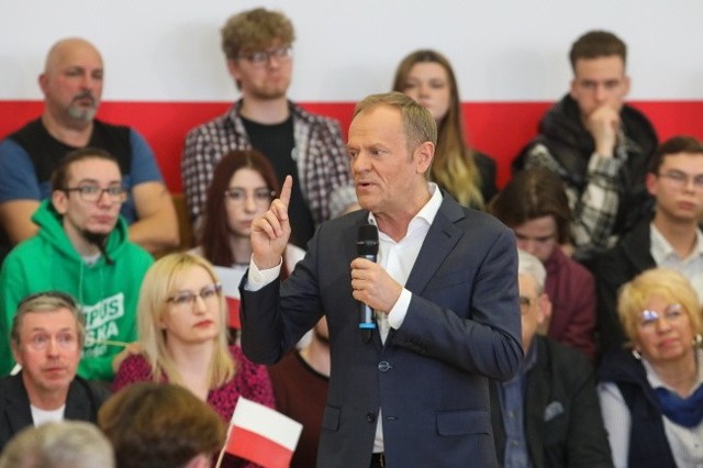 Donald Tusk: Tak jak cierpiałem kiedy widziałem, co się robi z legendą Lecha Wałęsy, tak cierpię teraz, jak widzę, że Jan Paweł II "staje się polem walki politycznej.