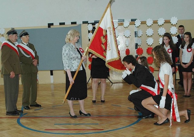 W gimnazjum w Łubnicach tegoroczne Święto Niepodległości było wyjątkowe. Uczniowie otrzymali w darze od miejscowych kombatantów sztandar.