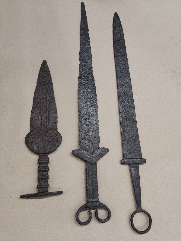 Trzy starożytne miecze zostały zabezpieczone w przesyłce pocztowej