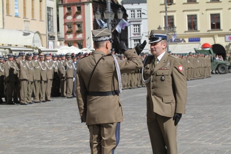 80 nowych oficerów mianowano na Rynku we Wrocławiu (ZDJĘCIA)