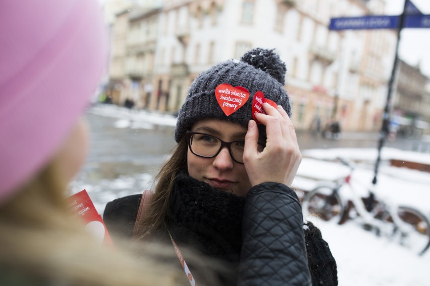 WOŚP w Krakowie. Zobaczcie jak kwestują wolontariusze