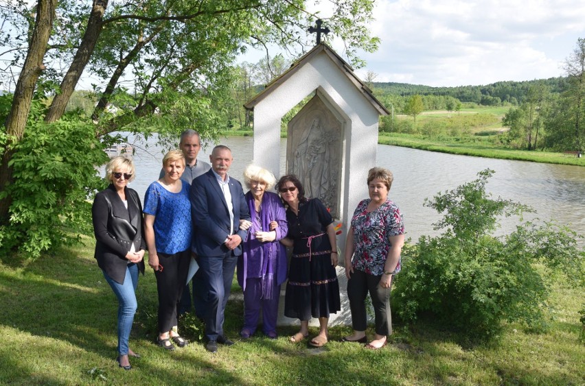 Barbara Wachowicz z wójtem gminy Masłów Tomaszem Lato oraz...