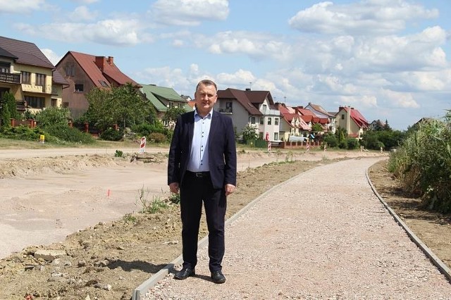 Burmistrz Robert Jaworski na placu budowy Alei Marszałka Piłsudskiego w Chęcinach.