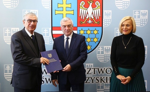 Szef Zakładu Doskonalenia Zawodowego Jerzy Wątroba podpisał w czwartek umowę z marszałkiem województwa Andrzejem Bętkowskim i wicemarszałek Renatą Janik.