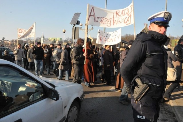 W środę demonstracja trwała godzinę. Dzisiaj rodzice zablokują most od 14.00 do 16.00.