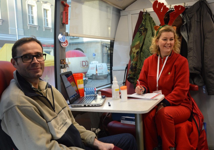Opolanie dzielili się z potrzebującymi krwią w dniu św. Mikołaja. Akcja na Rynku w Opolu