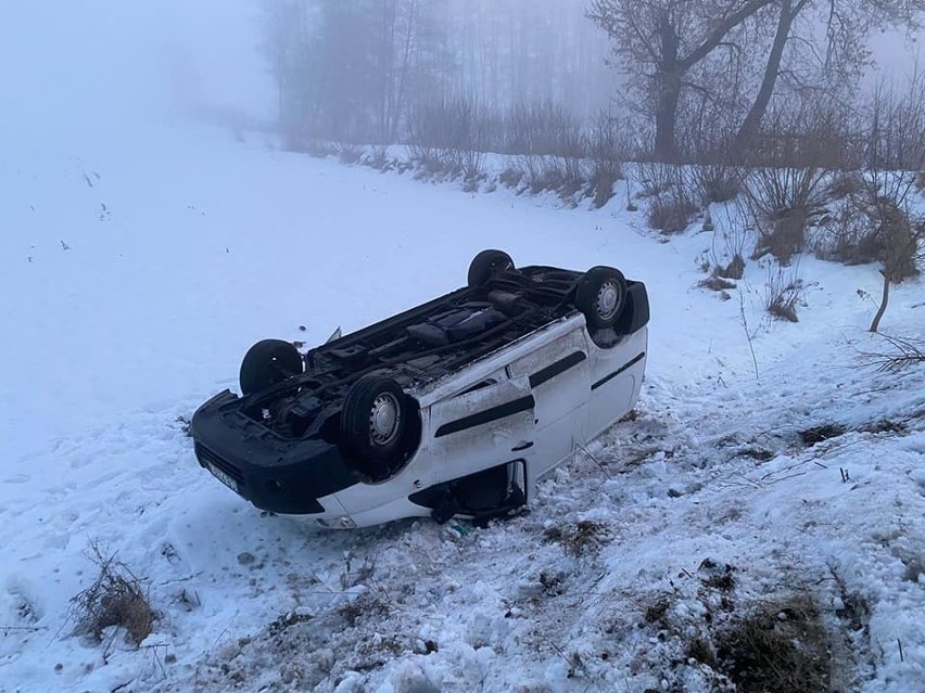 W Otorowie samochód osobowy wypadł z drogi i dachował