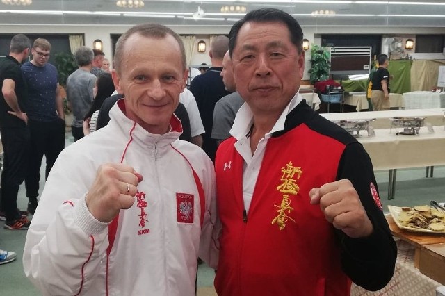 Andrzej Horna z Klubu Karate Morawica w Japonii zdał egzamin na 3 dan. -Lekko nie było - 10 walk w sumie, w tym dwie z mistrzynią świata Emi Sho Guchi i dwie z mocnym Japończykiem. Otrzymałem gratulacje od shihana Midori za dobre walki i od shihana Kobayashi. W Klubie Karate Morawica jest 3 dan z Japonii - mówił nam Andrzej Horna, szkolący karateków z Morawicy i Piekoszowa. - Wszystkim, którzy wspierali mnie w wyprawie do Japonii i egzaminie: mojej żonie, córkom i synowi, całemu teamowi KKM oraz wszystkim, którzy dzielili że mną emocje pragnę serdecznie podziękować - dodał Andrzej Horna. (dor)