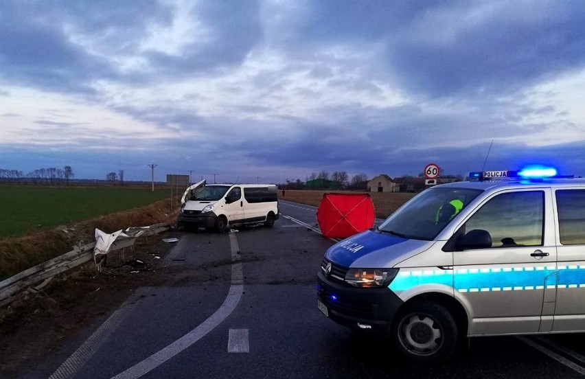 Wypadek busa na drodze wojewódzkiej w Bierzowie pod Brzegiem. Jedna osoba nie żyje, dwie ranne