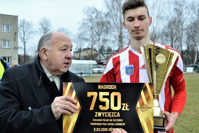 Konrad Kasolik, kapitan Soły Oświęcim, odebrał trofeum od szefa oświęcimskiego podokręgu - Tadeusza Szczerbowskiego.