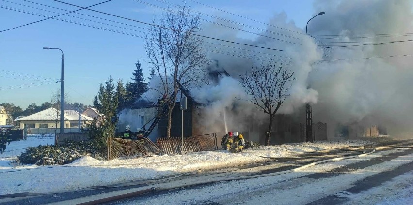 Pożar domu w Suchedniowie. Słup dymu widoczny był z daleka