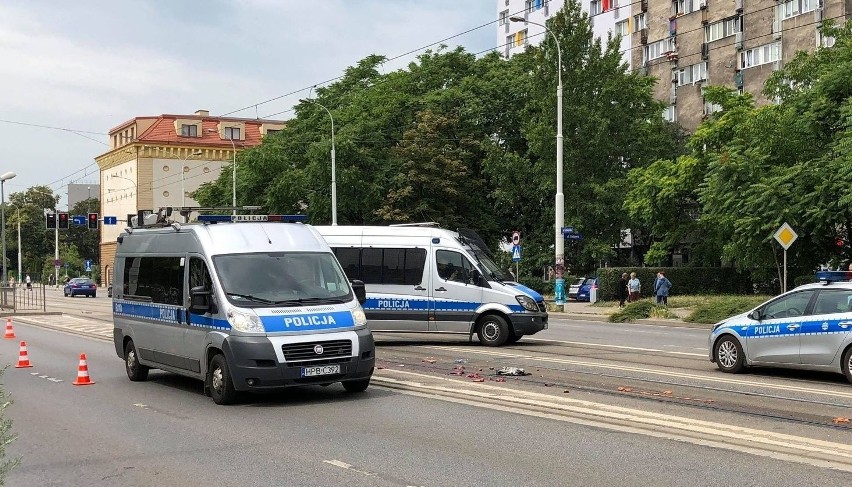 Tramwaj ciągnął kobietę kilkaset metrów. Rozszarpał jej ciało. Prokuratura: motorniczy jest niewinny