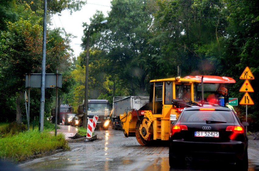 Trwa remont głównej drogi w Grodźcu. Tworzą się korki [ZDJĘCIA]