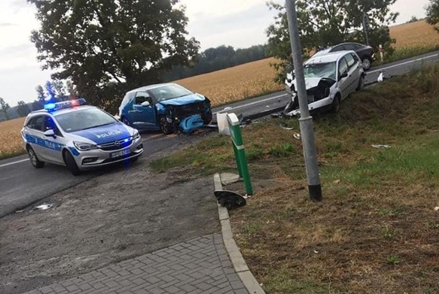 Do wypadku doszło w sobotę, 25 sierpnia, koło Szprotawy. Ford czołowo zderzył się z citroenem.Ze wstępnych ustaleń policji wynika, że kierujący fordem z niewyjaśnionych jeszcze przyczyn zjechał na przeciwległy pas ruchu. – Tam czołowo zderzył się z jadącym z naprzeciwka citroenem – mówi dla poscigi.pl st. sierż. Aleksandra Jaszczuk, rzeczniczka żagańskiej policji.Rannych zostało pięć osób. To dwie osoby dorosłe jadące citroenem oraz troje dzieci, które jechały w fordzie. – Dzieci zostały zabrane do szpitala w Zielonej Górze przez śmigłowiec lotniczego pogotowia ratunkowego – mówi st. sierż. Jaszczuk.Droga po wypadku została zablokowana. Zobacz wideo: Będą duże zmiany w egzaminach na prawo jazdy