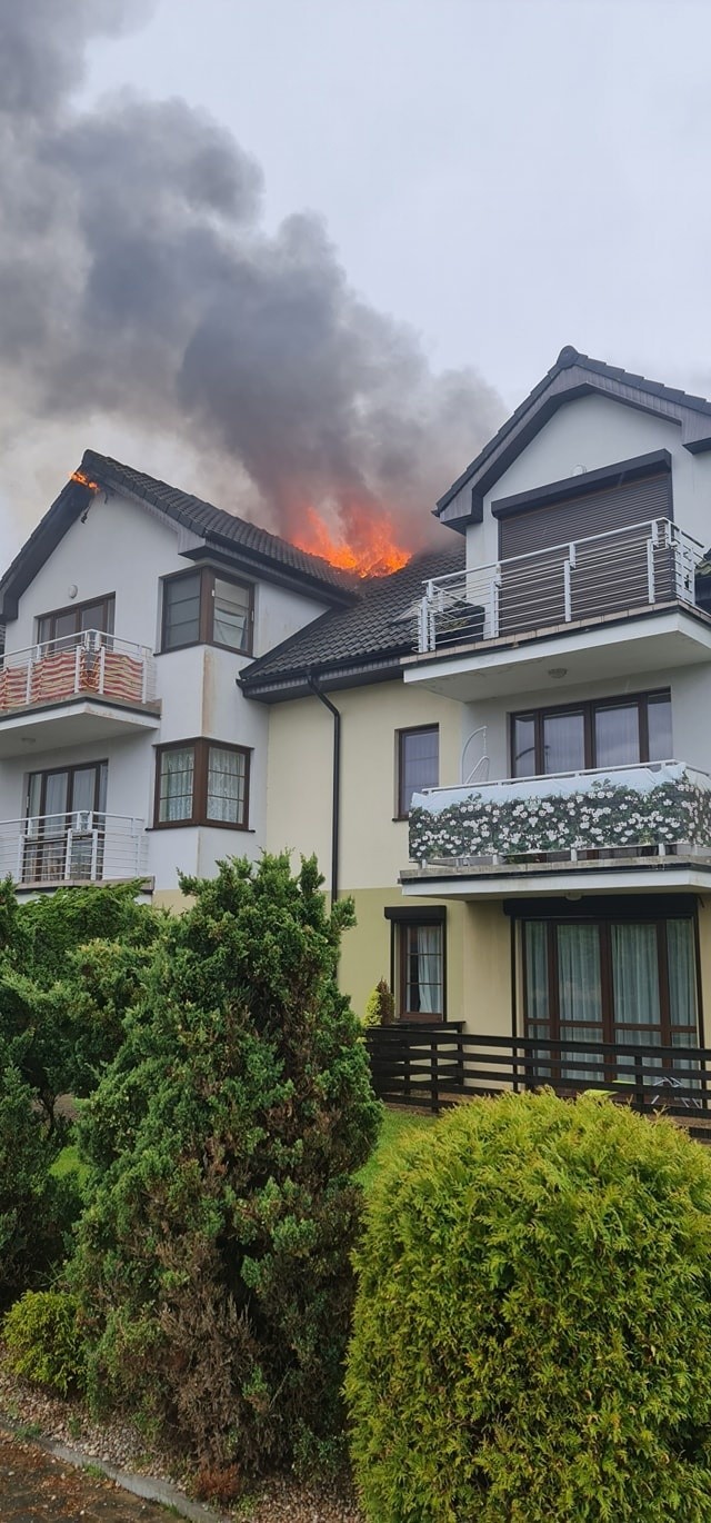 Pożar w domu jednorodzinnym w Łebie. Paliło się poddasze