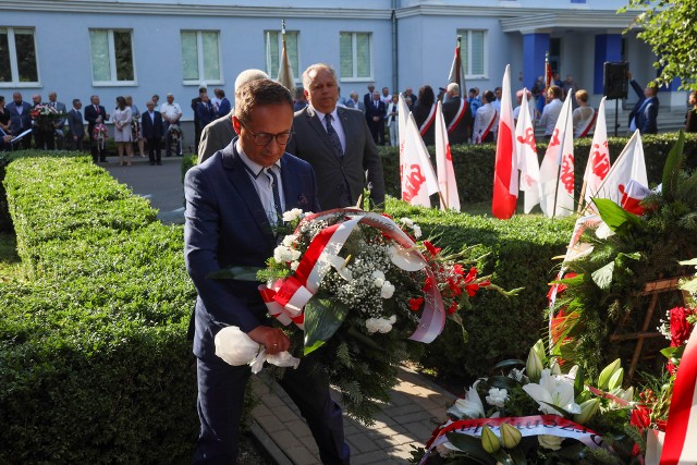 W sobotę (8 lipca) uczczono 43. rocznicę wybuchu strajku w Wytwórni Sprzętu Komunikacyjnego PZL-Świdnik. Związkowcy Solidarności, uczestnicy protestu oraz przedstawiciele władz administracyjnych i samorządowych złożyli kwiaty kwiaty pod pomnikiem upamiętniającym wydarzenia Świdnickiego Lipca na terenie zakładów PZL-Świdnik i wzięli udział we mszy świętej.